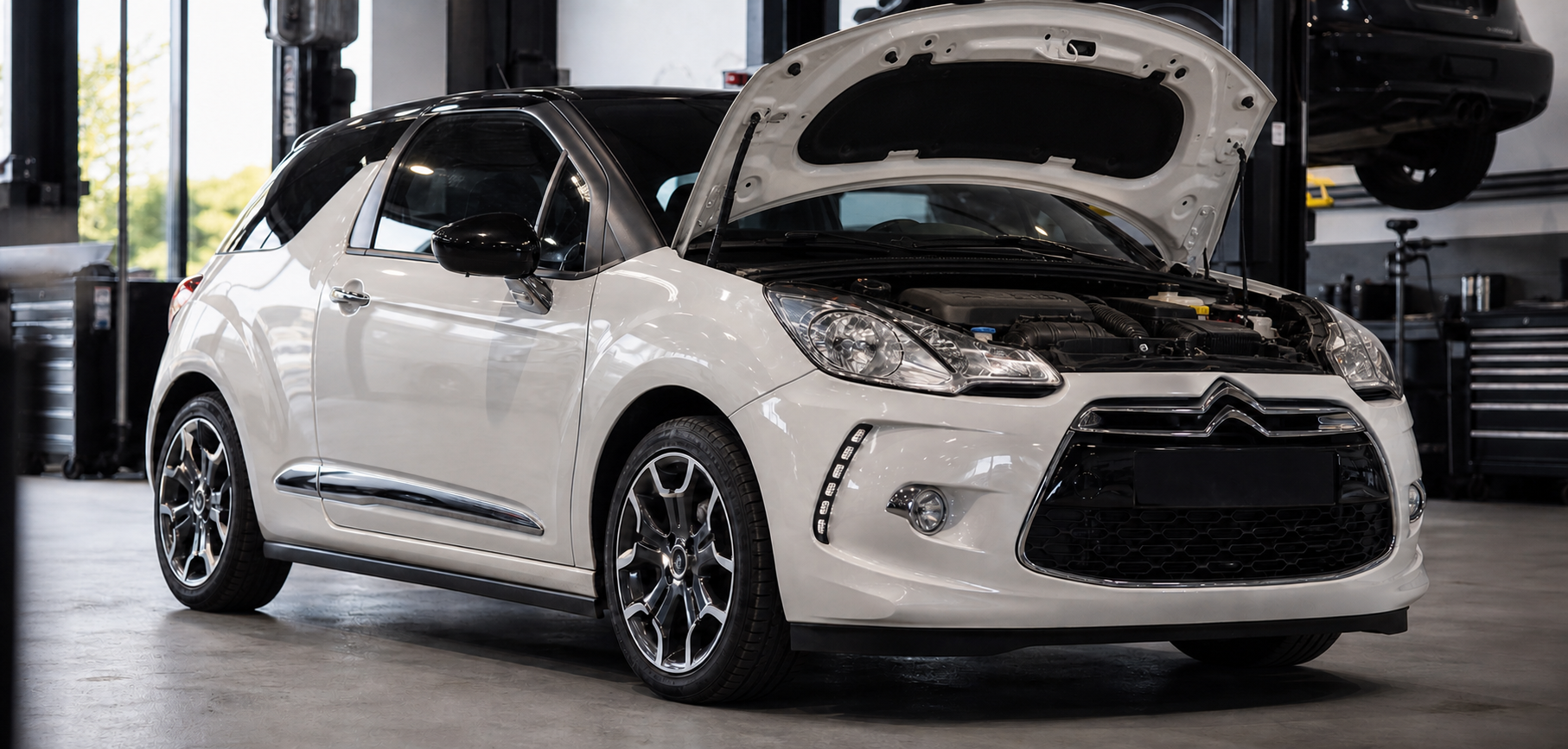 Citroën DS3 com capô aberto